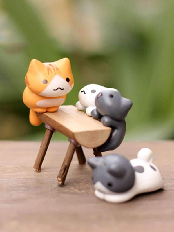 vier kittens en een bank